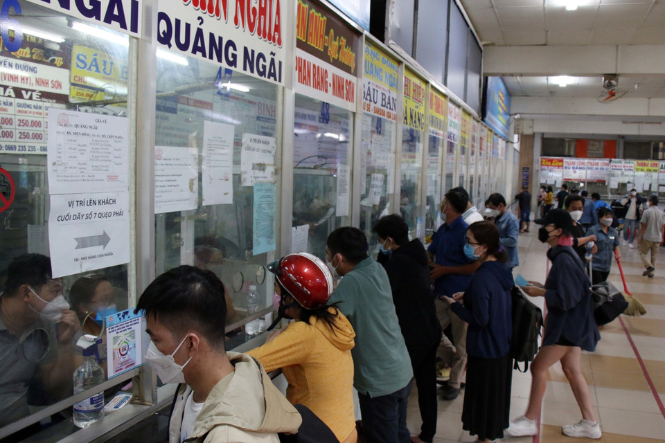 Người dân mua vé về quê trong chiều 28/1/2022 tại Bến xe miền Đông. (Ảnh: Tiến Lực/TTXVN)