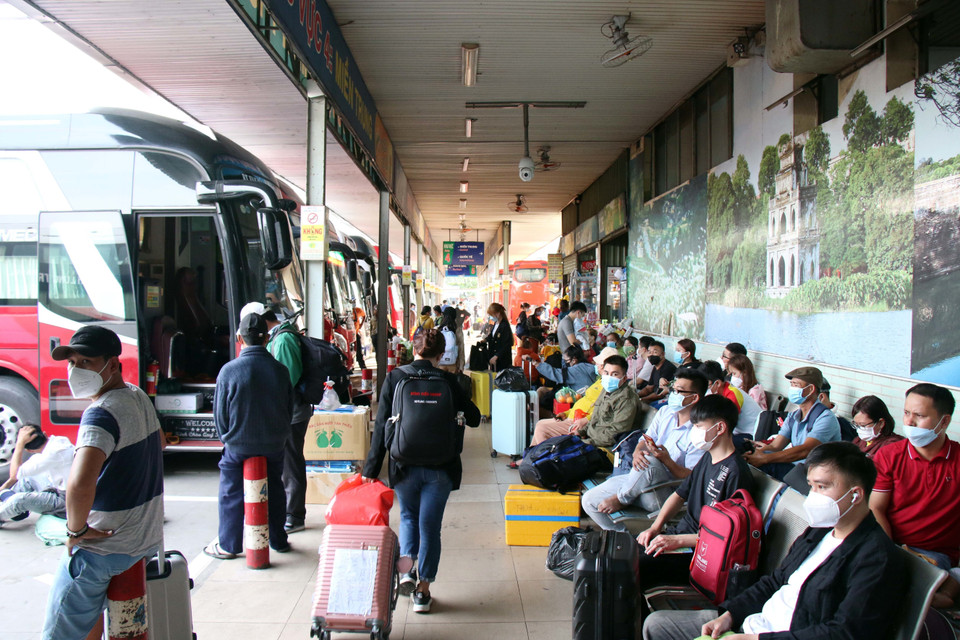 Chiều 28/1/2022, người dân đổ về các bến xe tại thành phố Hồ Chí Minh khá đông. (Ảnh: Tiến Lực/TTXVN)