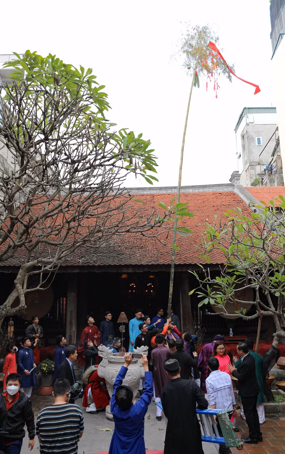 Dựng cây nêu ngày Tết. (Ảnh: Thanh Tùng/TTXVN)
