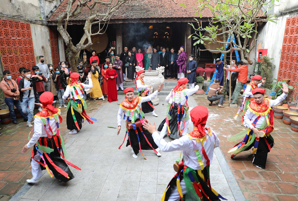 Biểu diễn múa "Con đĩ đánh bồng" sau lễ dựng cây nêu. (Ảnh: Thanh Tùng/TTXVN)