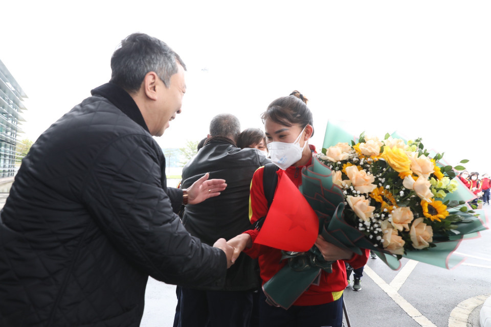 Quyền Chủ tịch Liên đoàn Bóng đá Việt Nam Trần Quốc Tuấn tặng hoa chúc mừng các nữ tuyển thủ sau chuỗi ngày nhọc nhằn nhưng đầy vinh quang của hành trình giành vé dự World Cup Nữ 2023. (Ảnh: TTXVN)