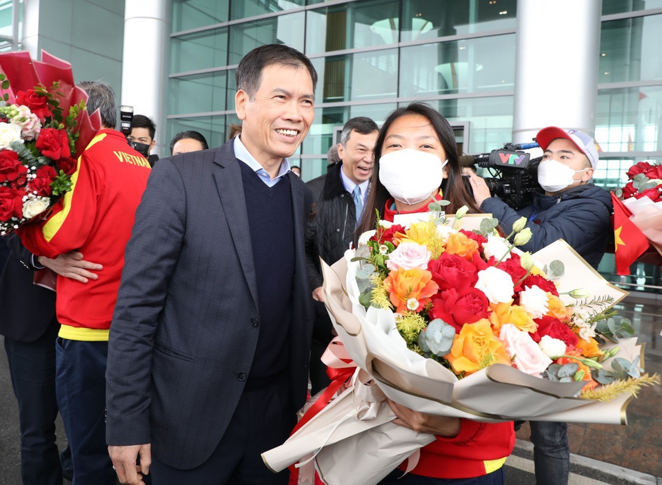 Ông Trần Đức Phấn, Phó Tổng cục trưởng phụ trách Tổng cục Thể dục-Thể thao với Huỳnh Như, đội trưởng Đội tuyển Bóng đá Nữ Việt Nam. (Ảnh: Minh Quyết/TTXVN)