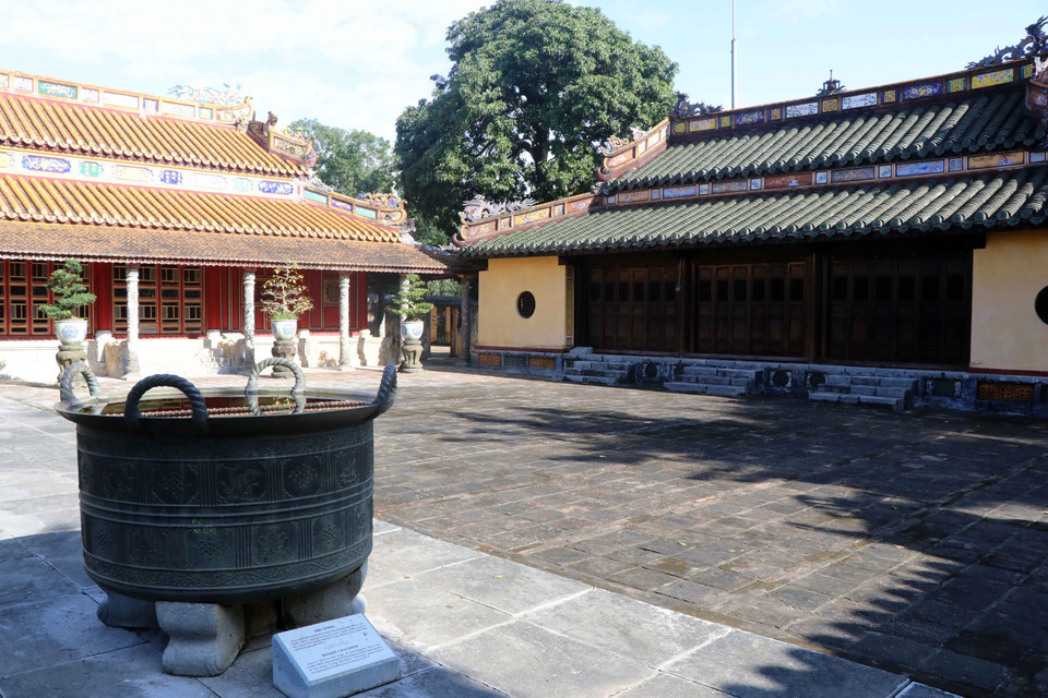 Chiếc vạc đồng được đúc vào năm 1673 - Bảo vật quốc gia đặt ở giữa sân Khu tẩm điện Lăng vua Đồng Khánh. (Ảnh: Đỗ Trưởng/TTXVN)