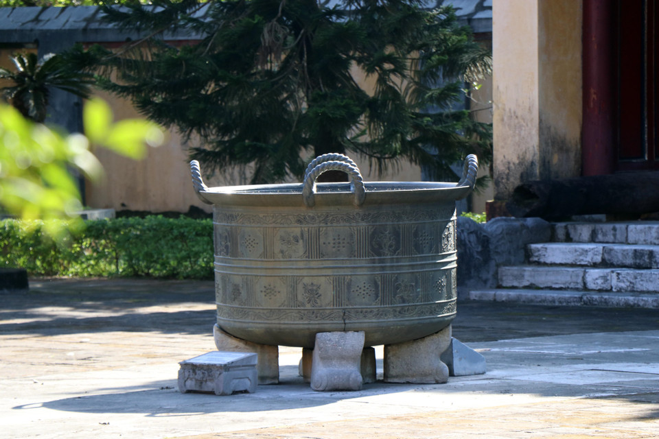 Chiếc vạc đồng được đúc vào năm 1673 - Bảo vật quốc gia đặt ở giữa sân Khu tẩm điện Lăng vua Đồng Khánh. (Ảnh: Đỗ Trưởng/TTXVN)