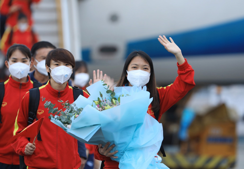 Các nữ tuyển thủ về nước trong niềm vui sướng, hạnh phúc sau chuỗi ngày nhọc nhằn nhưng đầy vinh quang của hành trình giành vé dự World Cup Nữ 2023. (Ảnh: TTXVN)