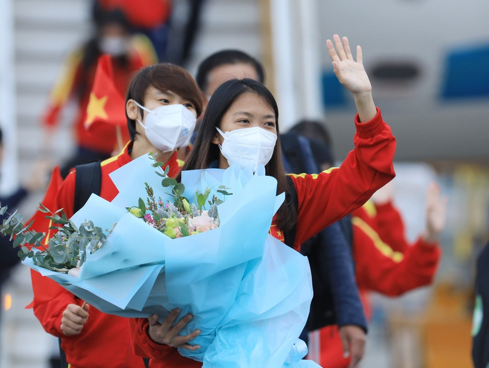 Các nữ tuyển thủ về nước trong niềm vui sướng, hạnh phúc sau chuỗi ngày nhọc nhằn nhưng đầy vinh quang của hành trình giành vé dự World Cup Nữ 2023. (Ảnh: TTXVN)