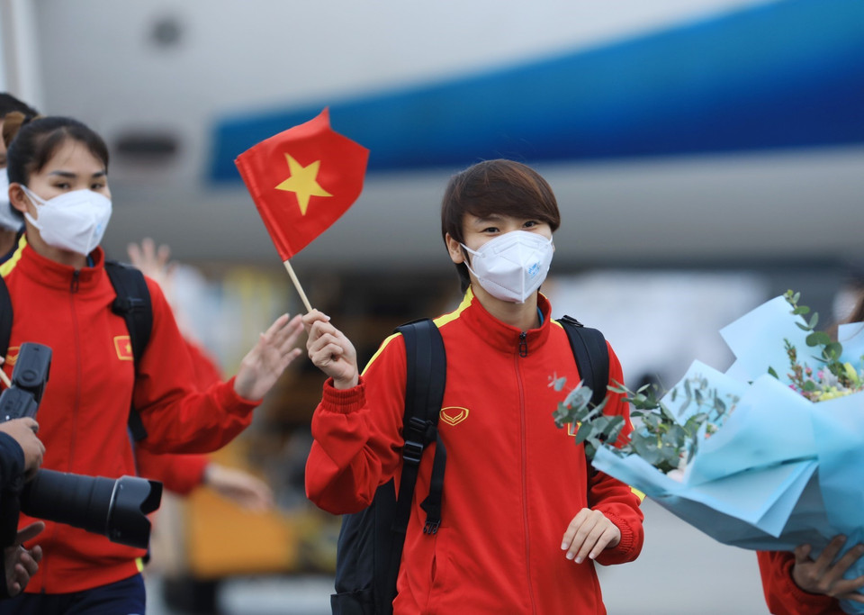 Các nữ tuyển thủ trở về nước trong sự chào đón nồng nhiệt của đại diện Liên đoàn Bóng đá Việt Nam (VFF) và người hâm mộ. (Ảnh: TTXVN)