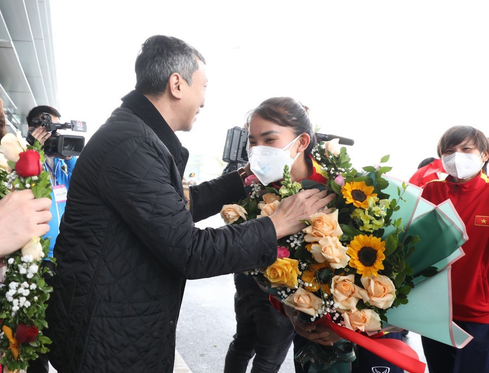 Quyền Chủ tịch Liên đoàn Bóng đá Việt Nam Trần Quốc Tuấn tặng hoa chúc mừng các nữ tuyển thủ sau chuỗi ngày nhọc nhằn nhưng đầy vinh quang của hành trình giành vé dự World Cup Nữ 2023. (Ảnh: TTXVN)