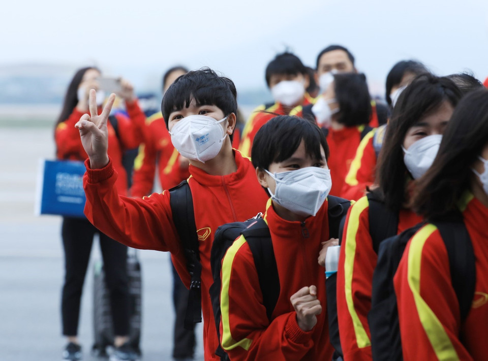 Các thành viên Đội tuyển Bóng đá Nữ Việt Nam tại Sân bay Quốc tế Nội Bài. (Ảnh: TTXVN)