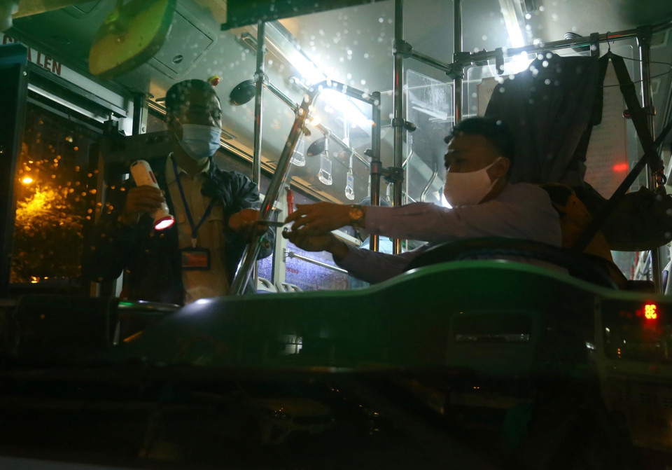 Kiểm tra thông tin lái xe của Xí nghiệp Xe buýt Hà Nội trước khi xuất bến. (Ảnh: Hoàng Hiếu/TTXVN)