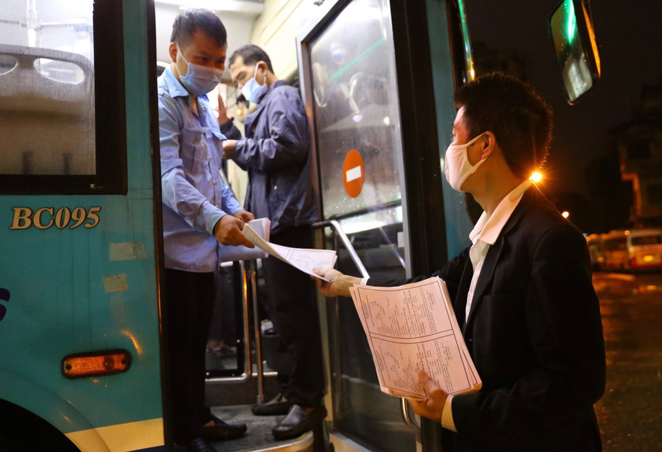 Xí nghiệp Xe buýt Hà Nội (Tổng Công ty Vận tải Hà Nội) cho vận hành 50% công suất số xe, chia làm 13 tuyến và nhánh tuyến. (Ảnh: Hoàng Hiếu/TTXVN)