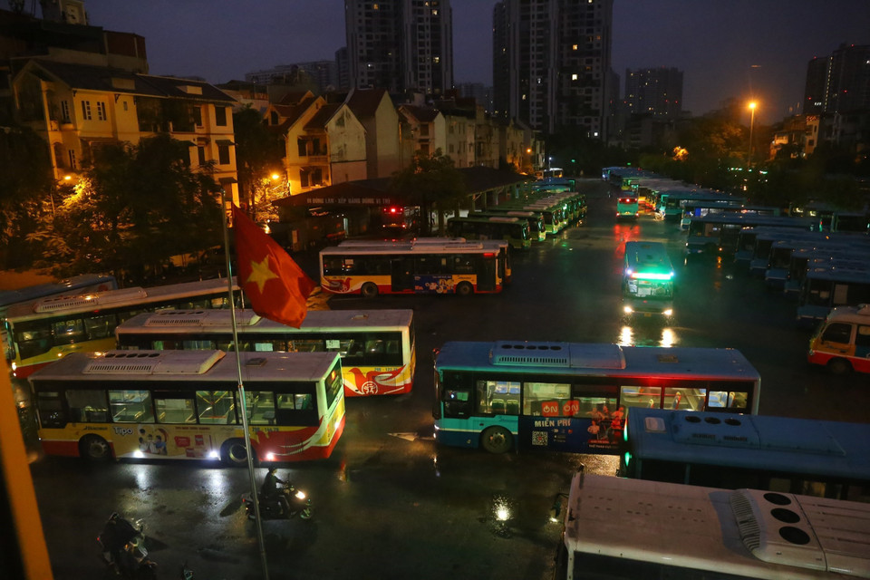 Xí nghiệp Xe buýt Hà Nội (Tổng Công ty Vận tải Hà Nội) cho vận hành 50% công suất số xe, chia làm 13 tuyến và nhánh tuyến. (Ảnh: Hoàng Hiếu/TTXVN)