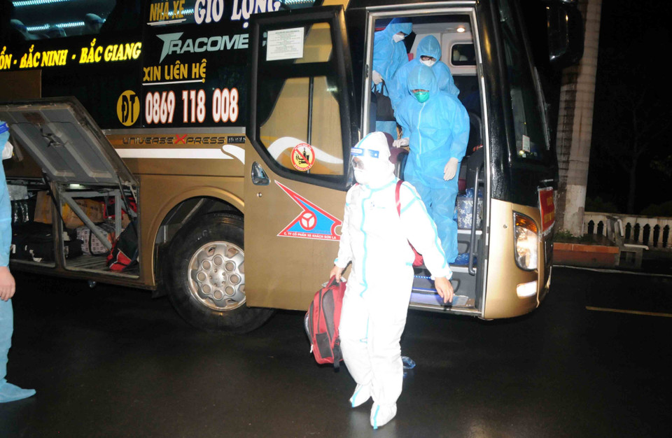 Các cán bộ y tế sẽ thực hiện cách ly tập trung theo quy định. (Ảnh: Quang Quyết/TTXVN)