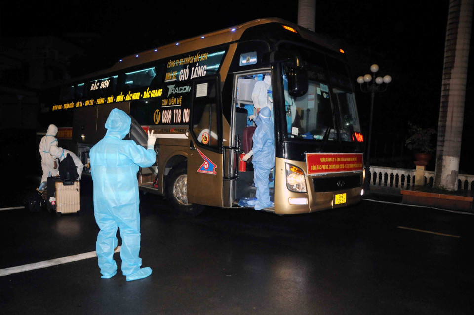 Đoàn cán bộ y tế Sơn La tham gia hỗ trợ chống dịch COVID-19 tại Thành phố Hồ Chí Minh khi trở về sẽ thực hiện cách ly tập trung theo quy định. (Ảnh: Quang Quyết/TTXVN)