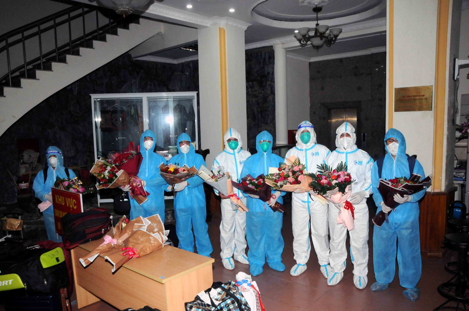 Tặng hoa chúc mừng Đoàn cán bộ y tế Sơn La tham gia hỗ trợ chống dịch COVID-19 tại Thành phố Hồ Chí Minh khi trở về. (Ảnh: Quang Quyết/TTXVN)