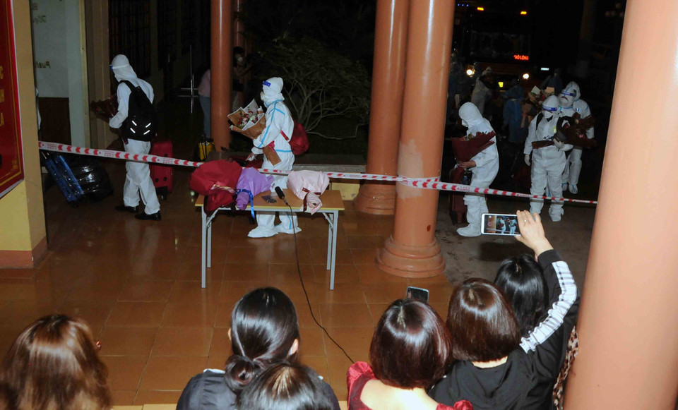 Đoàn cán bộ y tế Sơn La tham gia hỗ trợ chống dịch COVID-19 tại Thành phố Hồ Chí Minh khi trở về sẽ thực hiện cách ly tập trung theo quy định. (Ảnh: Quang Quyết/TTXVN)