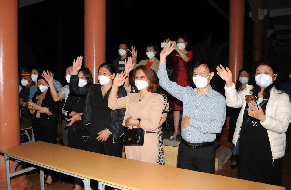 Lãnh đạo một số sở, ban, ngành, đoàn thể và thân nhân chào đón các thành viên trong đoàn khi trở về. (Ảnh: Quang Quyết/TTXVN)