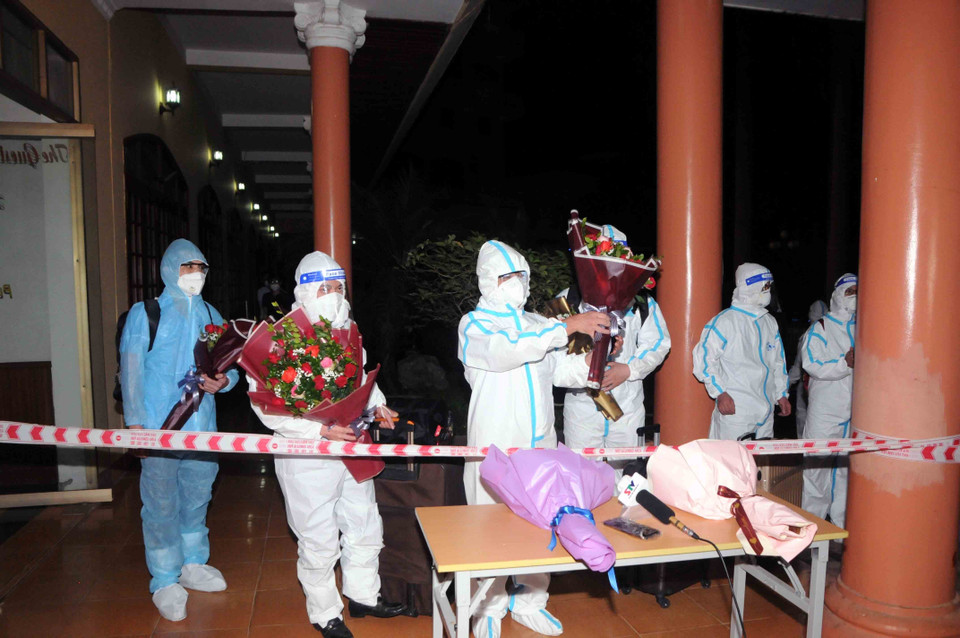 Các thành viên trong đoàn cảm ơn sự chào đón của lãnh đạo một số sở, ban, ngành, đoàn thể và thân nhân. (Ảnh: Quang Quyết/TTXVN)