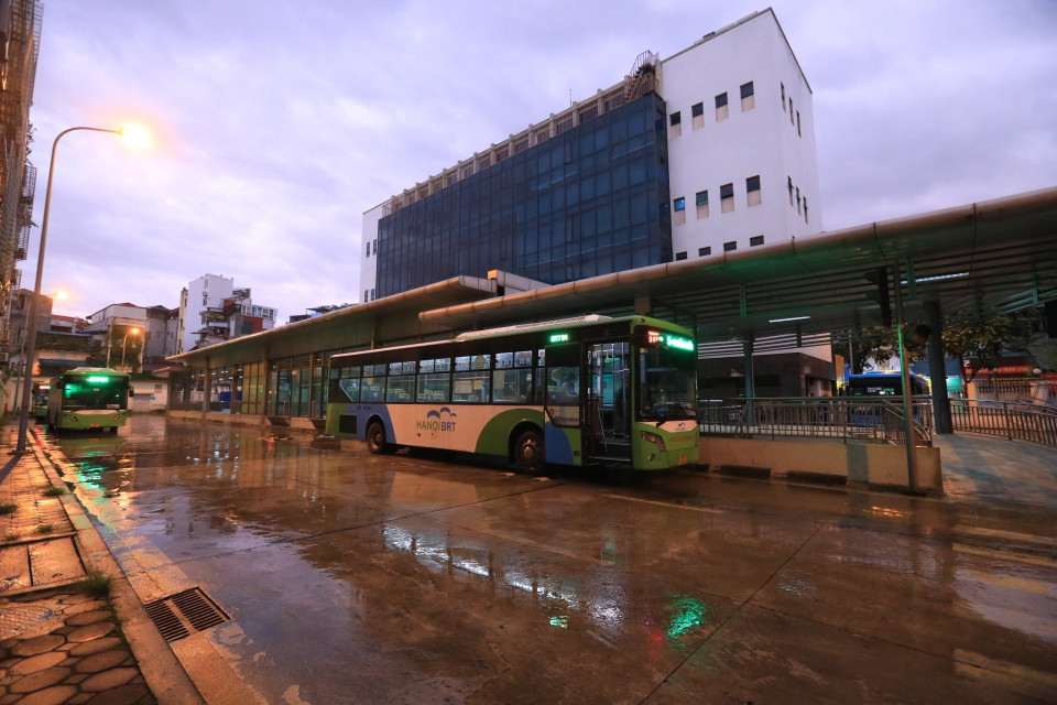 Lái xe Hoàng Quốc Bảo tuyến xe buýt BRT 01 Kim Mã-Yên Nghĩa xuất phát từ bến Kim Mã. (Ảnh: Tuấn Anh/TTXVN)