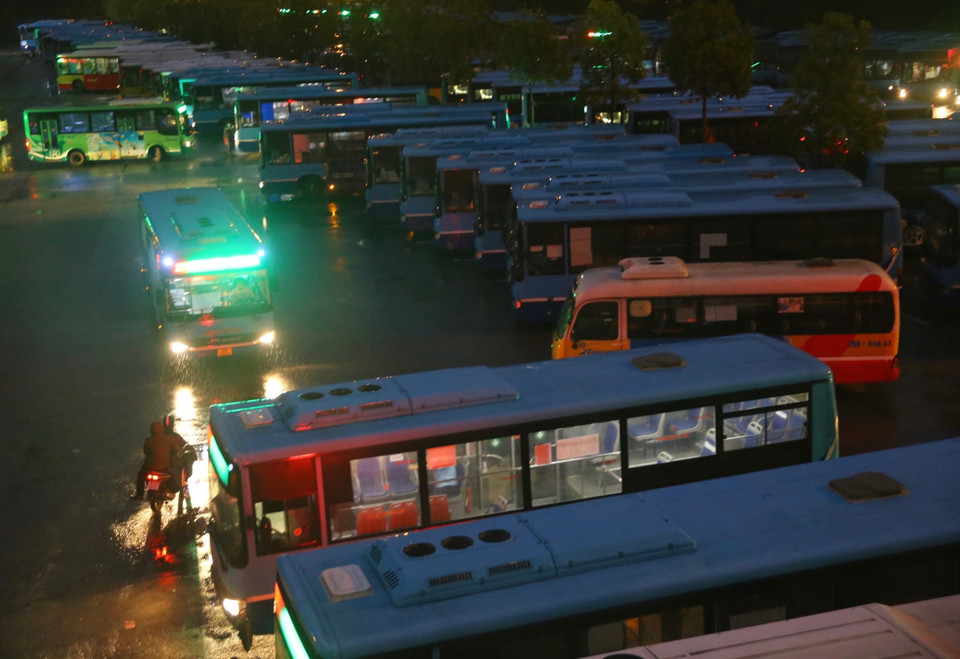 Khu đậu xe của Xí nghiệp Xe buýt Hà Nội tại 29 Lạc Trung sáng 14/10. (Ảnh: Hoàng Hiếu/TTXVN)