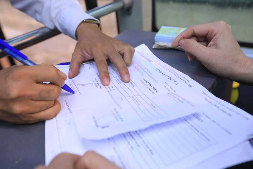 Lệnh xuất bến của lái xe buýt BRT tuyến 01. (Ảnh: Tuấn Anh/TTXVN)