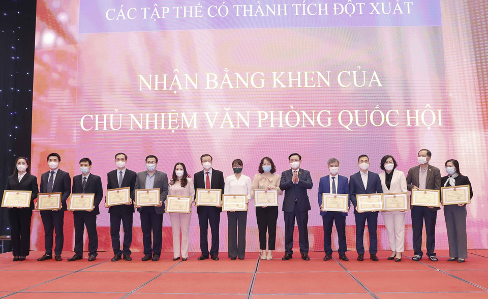 Chủ tịch Quốc hội Vương Đình Huệ trao Bằng khen của Chủ nhiệm Văn phòng Quốc hội cho các tập thể có thành tích xuất sắc. (Ảnh: Doãn Tấn/TTXVN)