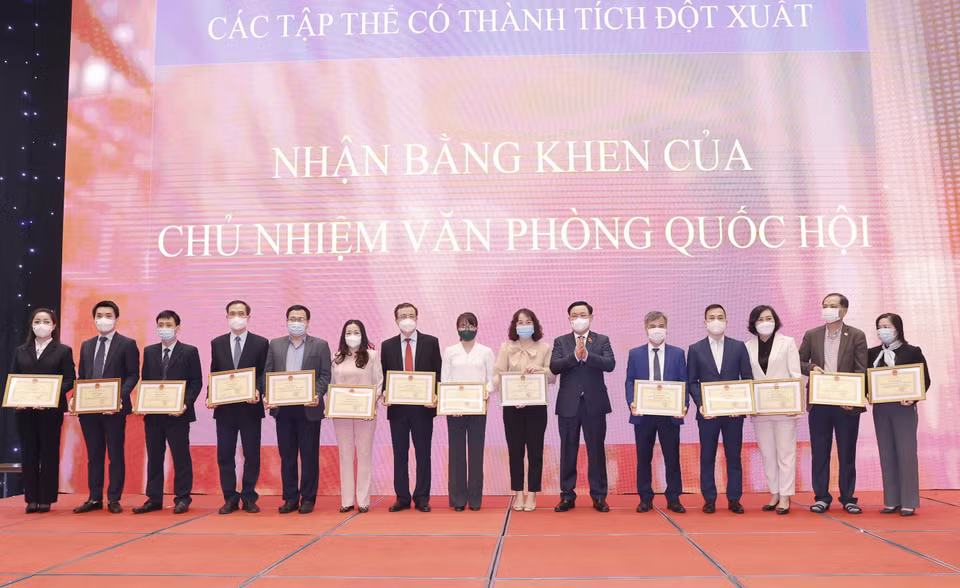 Chủ tịch Quốc hội Vương Đình Huệ trao Bằng khen của Chủ nhiệm Văn phòng Quốc hội cho các tập thể có thành tích xuất sắc. (Ảnh: Doãn Tấn/TTXVN)