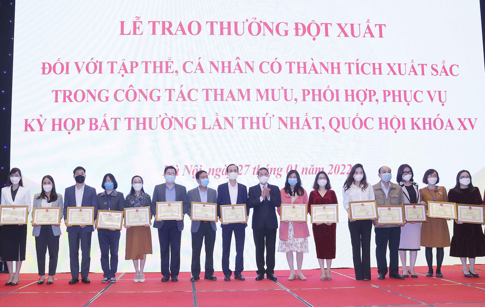 Phó Chủ tịch Quốc hội Nguyễn Đức Hải tặng Bằng khen của Chủ nhiệm Văn phòng Quốc hội cho các cá nhân có thành tích xuất sắc. (Ảnh: Doãn Tấn/TTXVN)