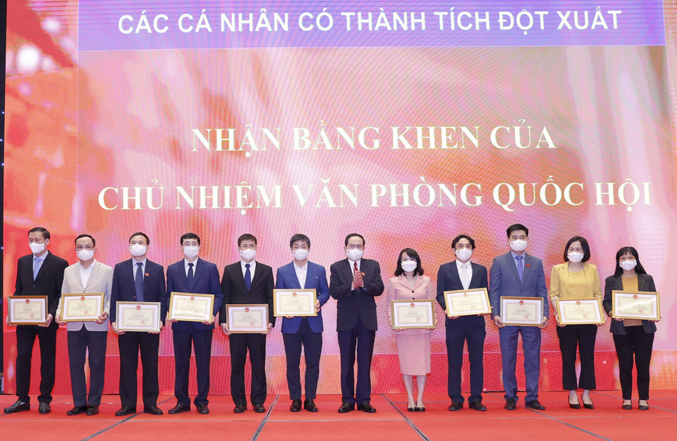 Phó Chủ tịch Thường trực Quốc hội Trần Thanh Mẫn tặng Bằng khen của Chủ nhiệm Văn phòng Quốc hội cho các cá nhân có thành tích xuất sắc. (Ảnh: Doãn Tấn/TTXVN)