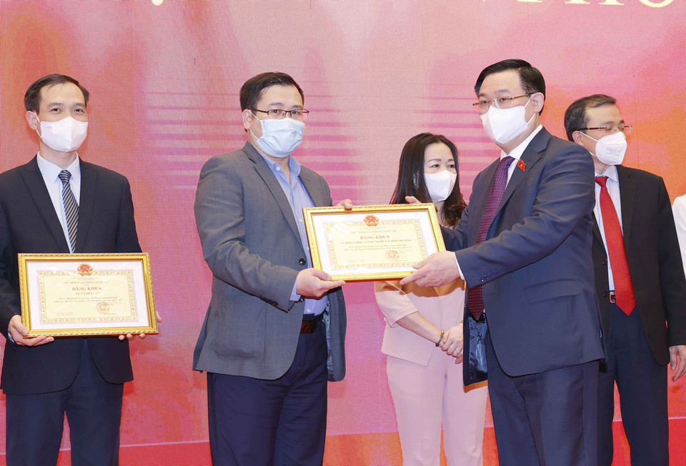 Chủ tịch Quốc hội Vương Đình Huệ trao Bằng khen của Chủ nhiệm Văn phòng Quốc hội cho các tập thể có thành tích xuất sắc. (Ảnh: Doãn Tấn/TTXVN)