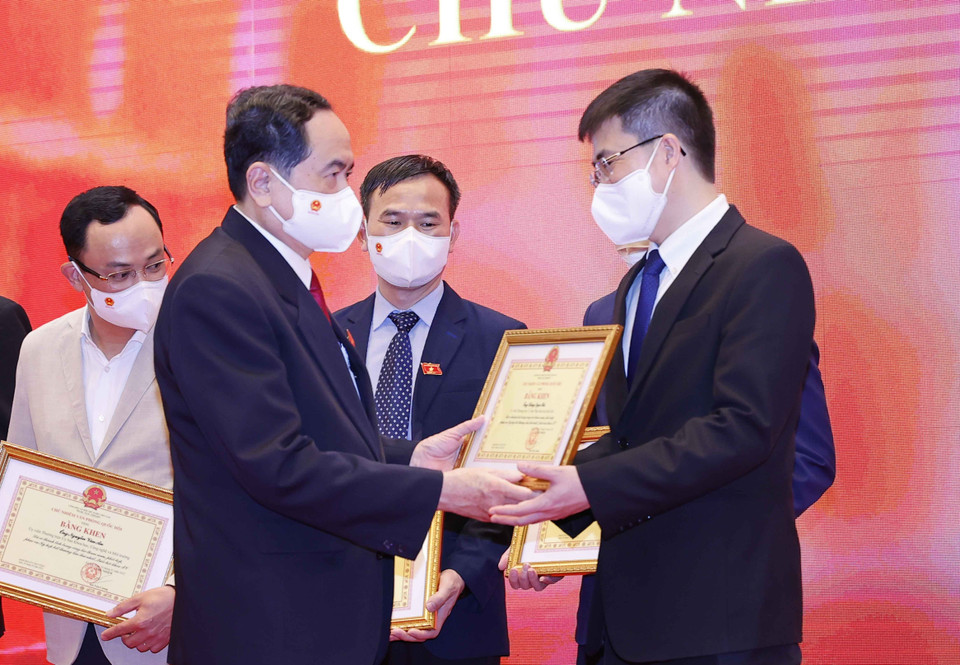 Phó Chủ tịch Thường trực Quốc hội Trần Thanh Mẫn tặng Bằng khen của Chủ nhiệm Văn phòng Quốc hội cho các cá nhân có thành tích xuất sắc. (Ảnh: Doãn Tấn/TTXVN)