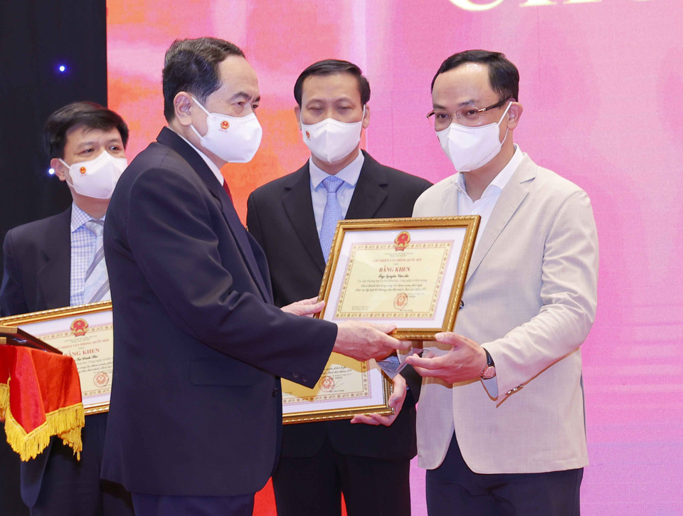 Phó Chủ tịch Thường trực Quốc hội Trần Thanh Mẫn tặng Bằng khen của Chủ nhiệm Văn phòng Quốc hội cho các cá nhân có thành tích xuất sắc. (Ảnh: Doãn Tấn/TTXVN)