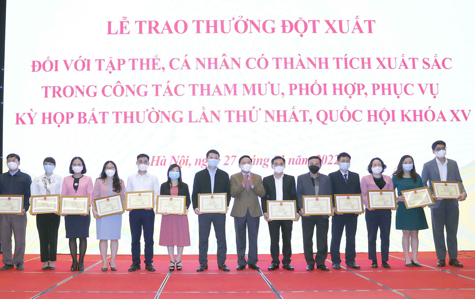 Phó Chủ tịch Quốc hội Nguyễn Khắc Định tặng Bằng khen của Chủ nhiệm Văn phòng Quốc hội cho các cá nhân có thành tích xuất sắc. (Ảnh: Doãn Tấn/TTXVN)