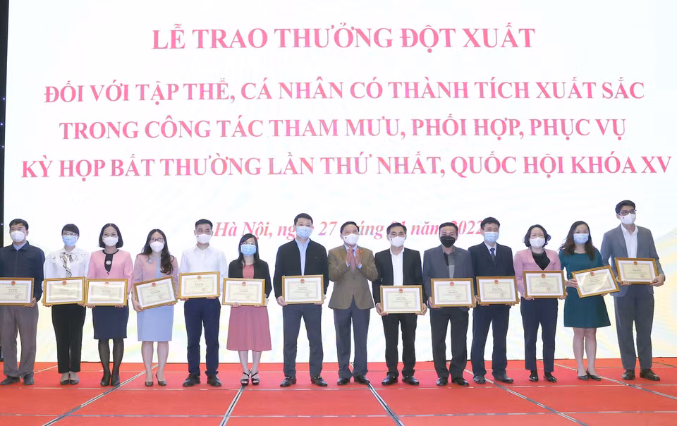 Phó Chủ tịch Quốc hội Nguyễn Khắc Định tặng Bằng khen của Chủ nhiệm Văn phòng Quốc hội cho các cá nhân có thành tích xuất sắc. (Ảnh: Doãn Tấn/TTXVN)
