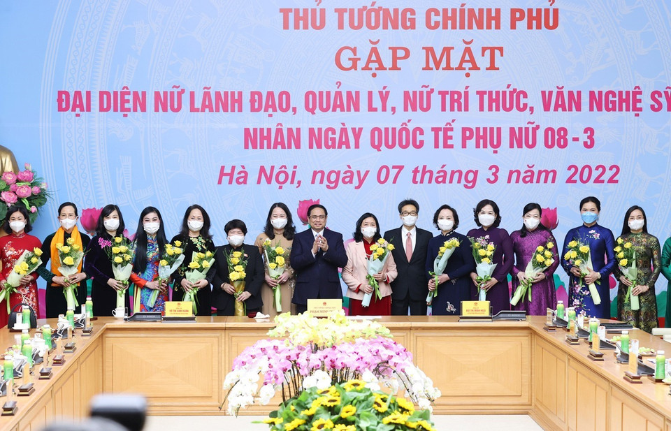 Thủ tướng Phạm Minh Chính tặng hoa các đại diện nữ lãnh đạo quản lý, trí thức và văn nghệ sỹ tiêu biểu. (Ảnh: Dương Giang/TTXVN)