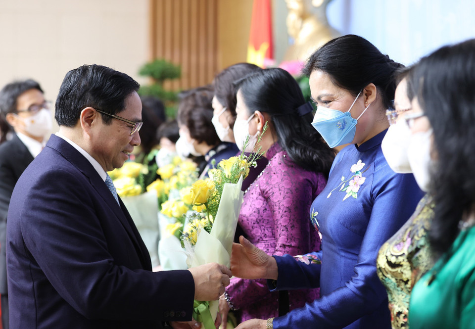 Thủ tướng Phạm Minh Chính tặng hoa các đại diện nữ lãnh đạo quản lý, trí thức và văn nghệ sỹ tiêu biểu. (Ảnh: Dương Giang/TTXVN)
