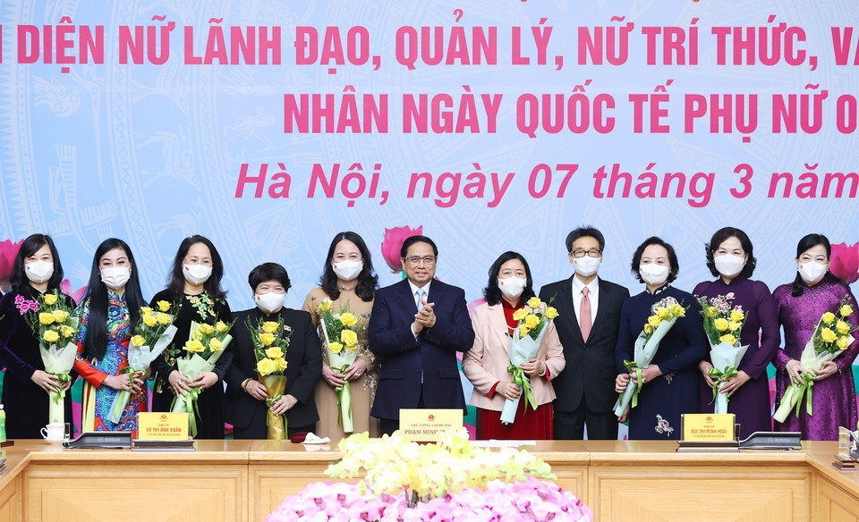 Thủ tướng Phạm Minh Chính tặng hoa các đại diện nữ lãnh đạo quản lý, trí thức và văn nghệ sỹ tiêu biểu. (Ảnh: Dương Giang/TTXVN)