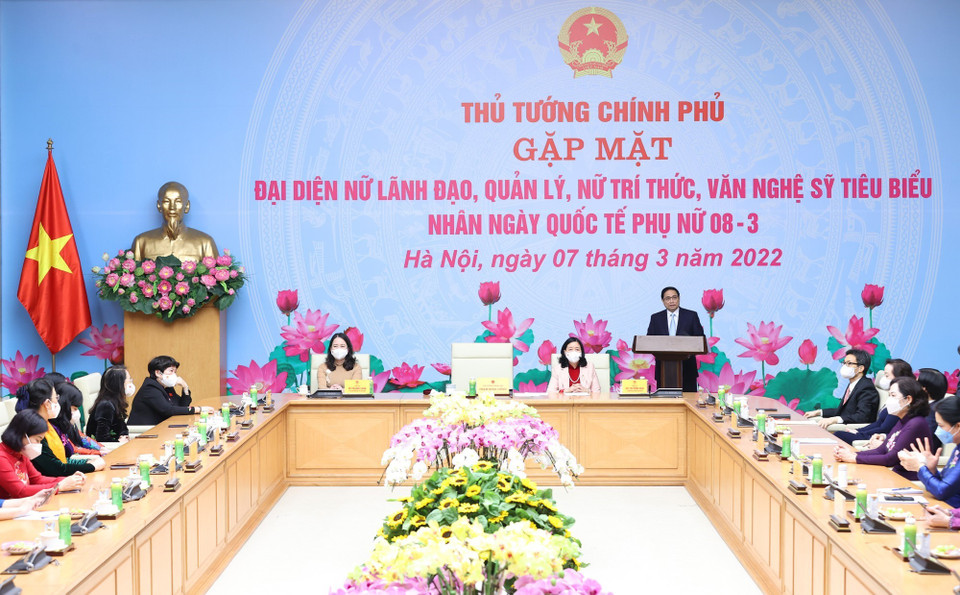 Sáng 7/3/2022, tại Hà Nội, Thủ tướng Phạm Minh Chính gặp mặt, chúc mừng đại diện nữ lãnh đạo, quản lý, trí thức và văn nghệ sỹ tiêu biểu nhân Kỷ niệm 112 năm Ngày Quốc tế Phụ nữ 8/3. (Ảnh: Dương Giang/TTXVN)
