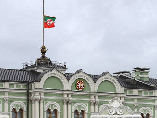 Chính quyền nước cộng hòa Tatarstan đã quyết định treo cờ rủ để tưởng niệm những nạn nhân của vụ tai nạn máy bay. (Ảnh: RIA Novosti)