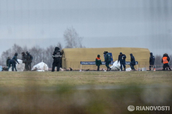 Bên trong sân bay, công việc điều tra vẫn đang được tiến hành tại hiện trường máy bay rơi. (Ảnh: RIA Novosti)