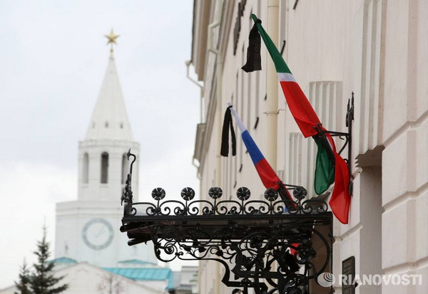 Cờ rủ được treo ở nhiều địa điểm để tưởng niệm những nạn nhân của vụ tai nạn máy bay. (Ảnh: RIA Novosti)