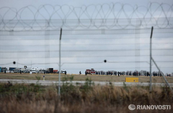 Bên trong sân bay, công việc điều tra vẫn đang được tiến hành tại hiện trường máy bay rơi. (Ảnh: RIA Novosti)