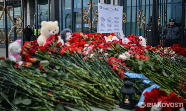 Hoa tươi được đặt trước lối vào sân bay Kazan để tưởng niệm các nạn nhân xấu số trong vụ rơi máy bay thảm khốc. (Ảnh: RIA Novosti)