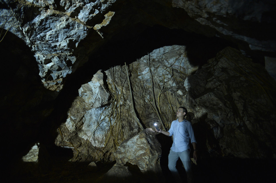 Dựa vào lợi thế có hang núi đá, địa điểm Đài thu phát tin dự phòng T6 có thể tránh sự oanh tạc của máy bay Mỹ trong chiến tranh. (Ảnh: Minh Đức/TTXVN)