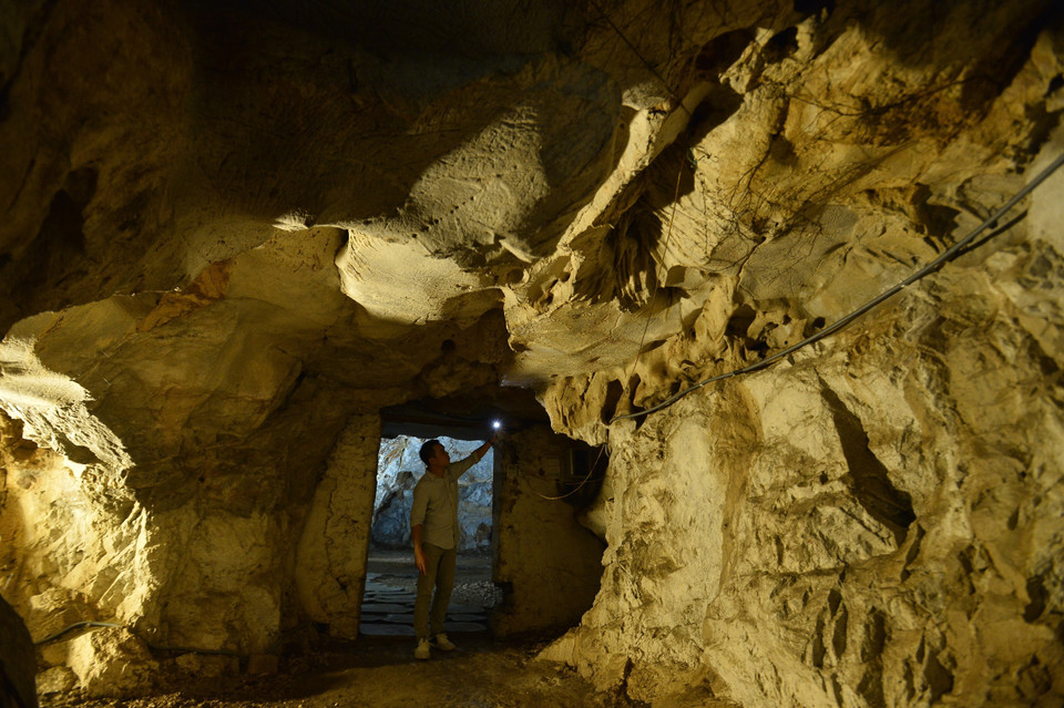 Nơi đây gồm 5 hang động, trước đây dùng để làm nơi để đặt đài thu tin, ảnh quốc tế; in, phóng ảnh tư liệu dự trữ quốc gia; dự trữ vật tư, thiết bị; đặt máy phát điện, để xăng dự trữ. (Ảnh: Minh Đức/TTXVN)