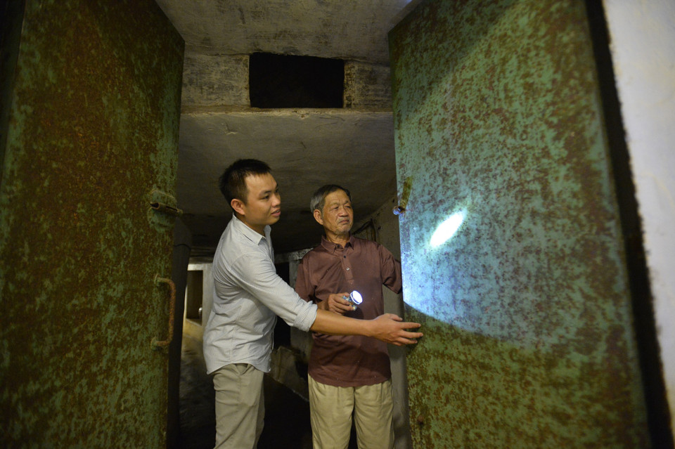 Cánh cửa ghi dấu ấn thời gian. (Ảnh: Minh Đức/TTXVN)