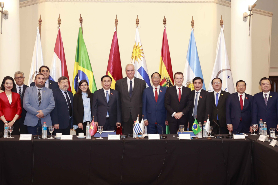 Chủ tịch Quốc hội Vương Đình Huệ và ông Gustavo Penades (bên phải), Chủ tịch Nghị viện Mercosur với đại biểu. (Ảnh: Doãn Tấn/TTXVN)