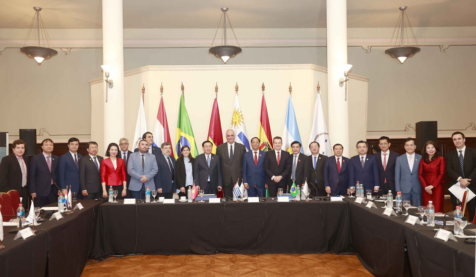 Chủ tịch Quốc hội Vương Đình Huệ và ông Gustavo Penades (bên phải), Chủ tịch Nghị viện Mercosur với đại biểu. (Ảnh: Doãn Tấn/TTXVN)