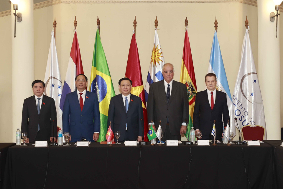 Trong khuôn khổ chuyến thăm chính thức Đông Uruguay, chiều 27/4/2023 (giờ địa phương), Chủ tịch Quốc hội Vương Đình Huệ hội đàm với ông Gustavo Penades, Chủ tịch Nghị viện Mercosur. (Ảnh: Doãn Tấn/TTXVN)