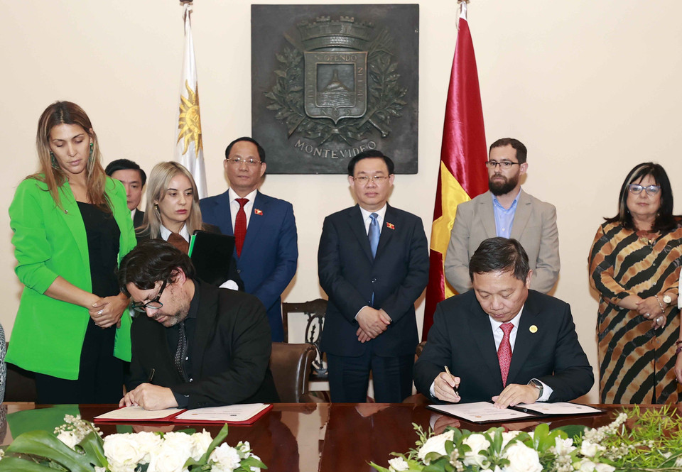 Chủ tịch Quốc hội Vương Đình Huệ chứng kiến Lễ ký ý định thư hợp tác giữa Thành phố Hồ Chí Minh và thành phố Montevideo. (Ảnh: Doãn Tấn/TTXVN)